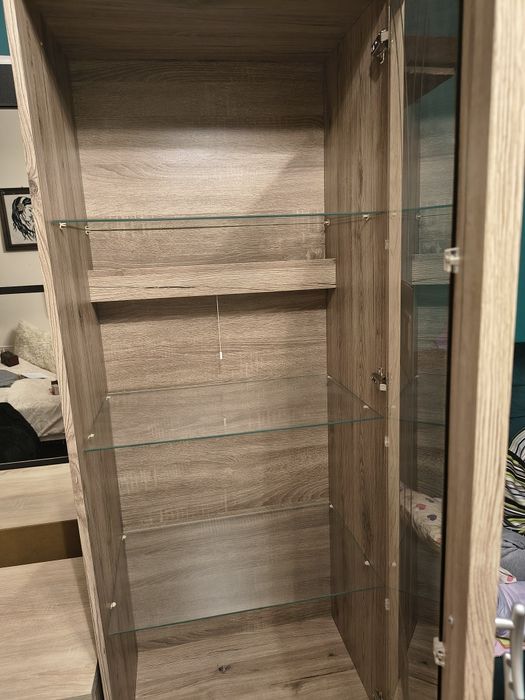 Oddam mały zestaw mebli: komodę i witrynę.