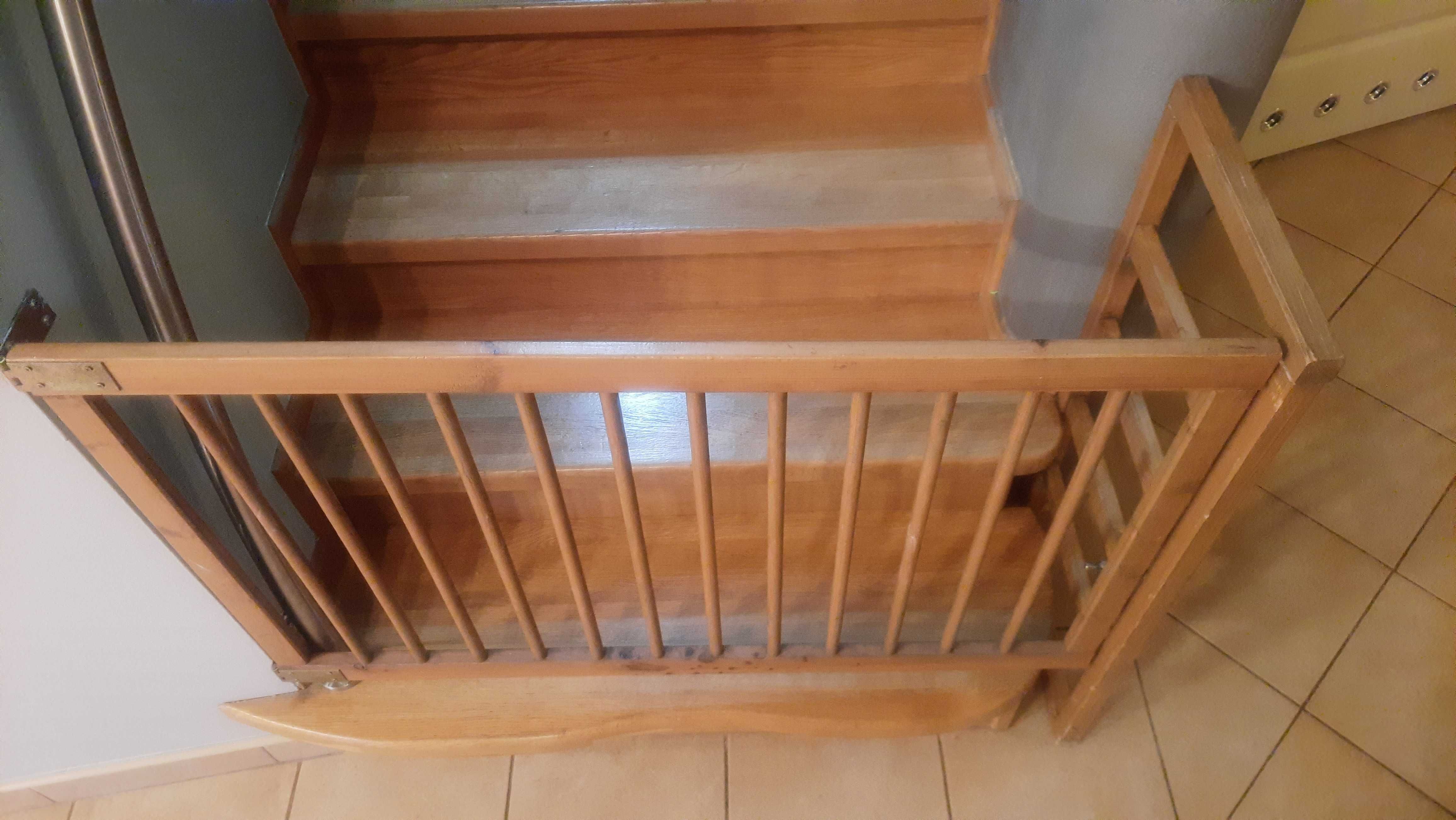 Bramka zabezpieczająca dla dzieci na schody