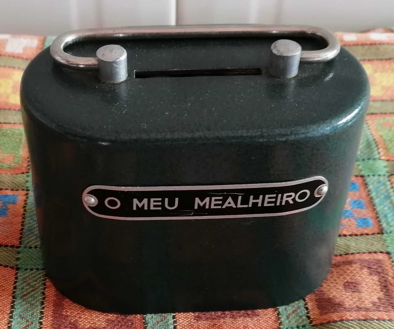 antigo mealheiro em aço com mais de 50 anos