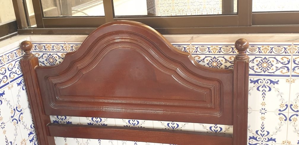Cama de madeira maciça como nova a preço simbólico