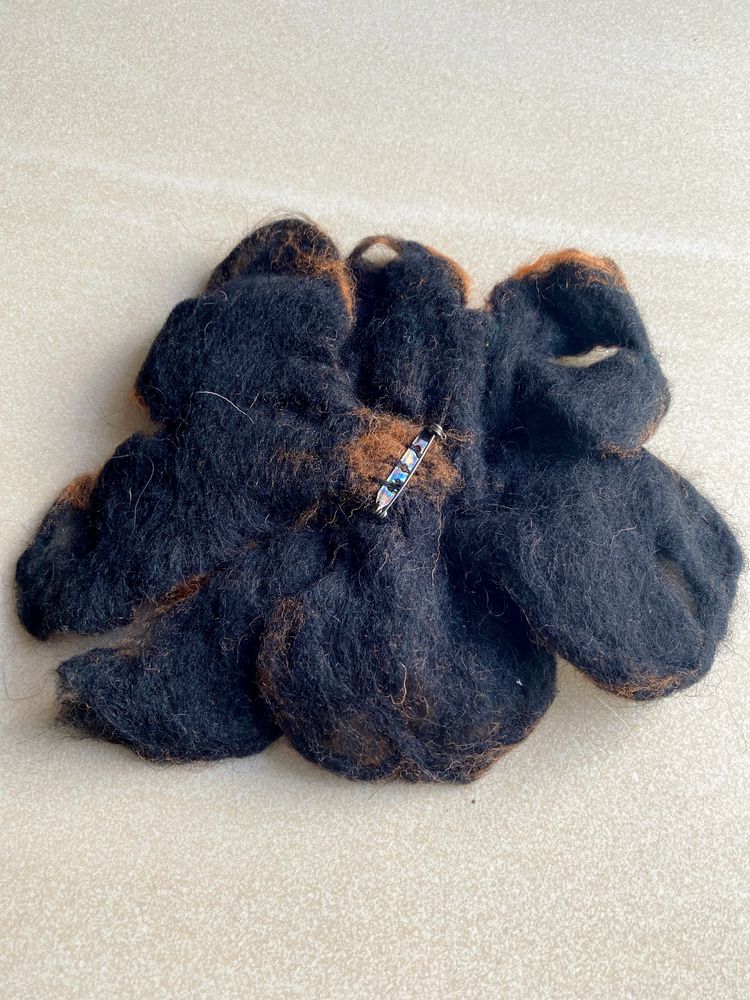 Broszka z wełny merynosów handmade duża