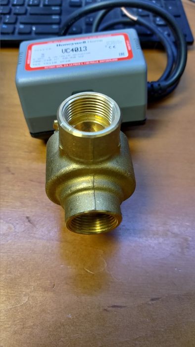 Zawór trójdrogowy dzielący  Honeywell 3/4" z siłownikiem Nowy