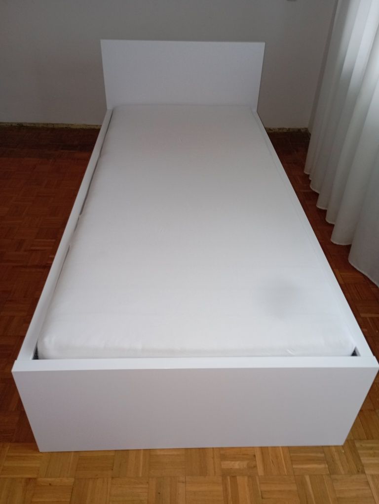 Białe łóżko drewniane