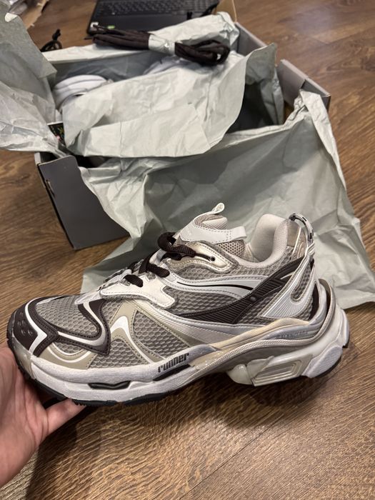 Нові Balenciaga Runner вже в наявності в Україні