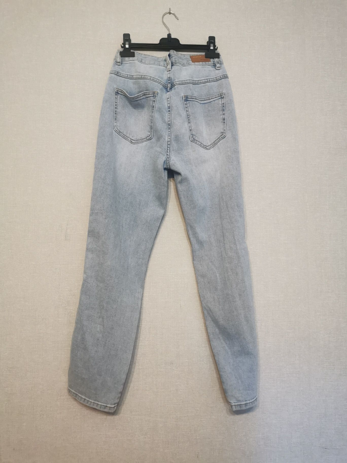 Spodnie jeansy z dziurami r. S