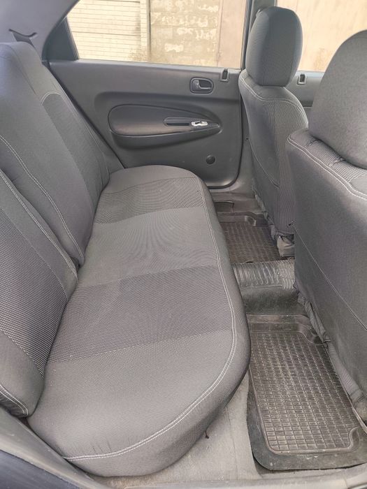 Mazda 323 1998 год