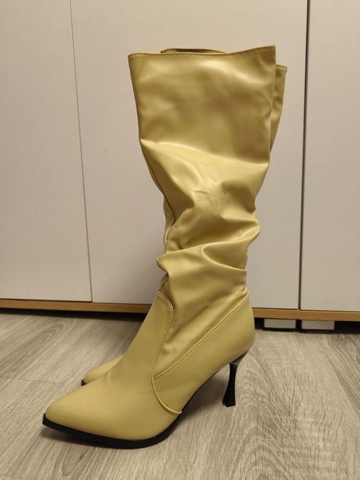 Продам нові модні сапожки чоботи 37-37.5 бежевого кольору