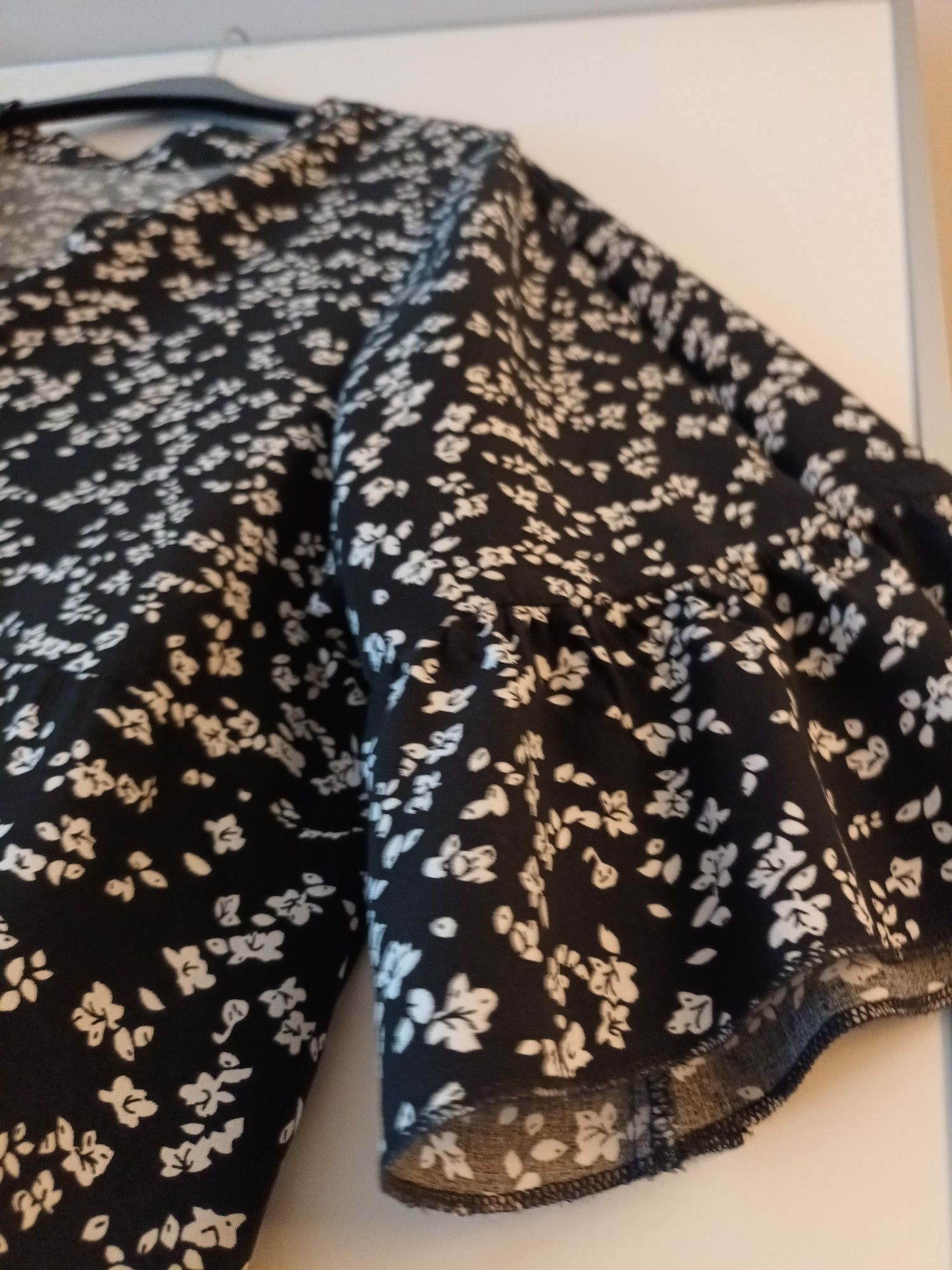 Vestido curto preto com pequenas flores brancas