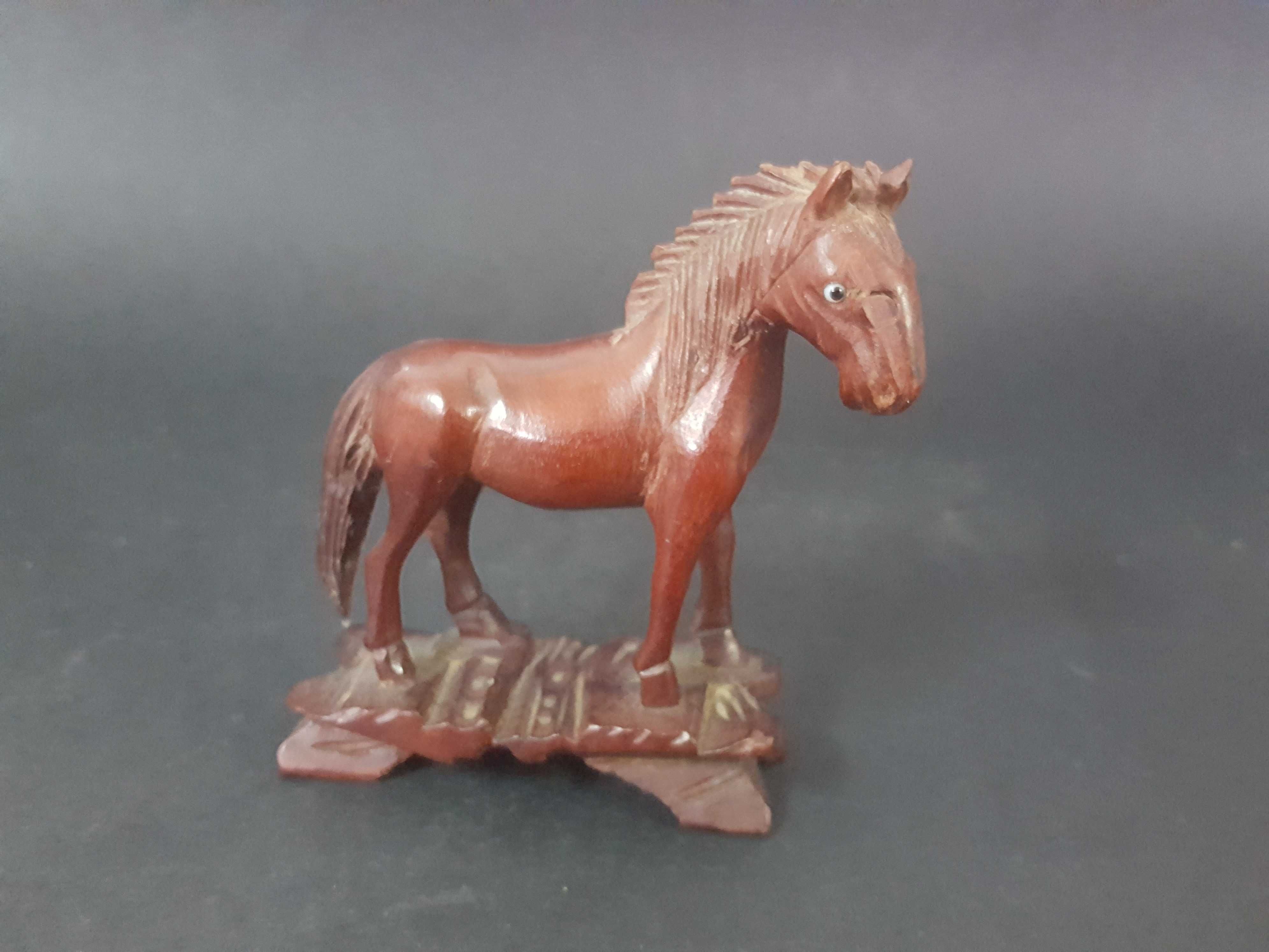 Antiga figura de cavalo em madeira exotica chinesa