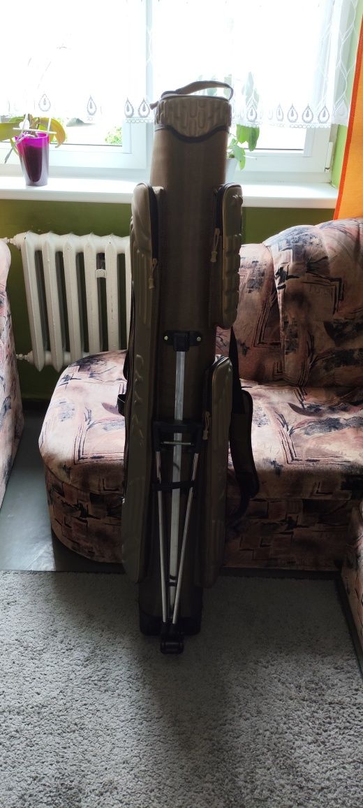 Pokrowiec na wędki York 135 cm, 3 komorowy, sztywny ze stelażem.