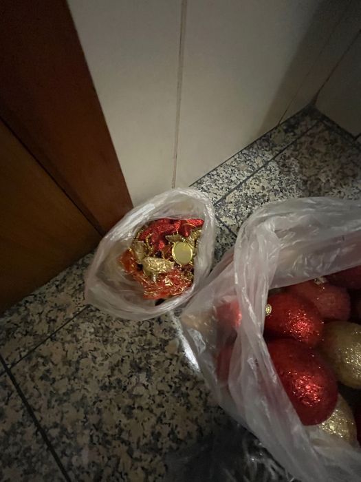 Árvore de Natal com luzes, bolas e fitas