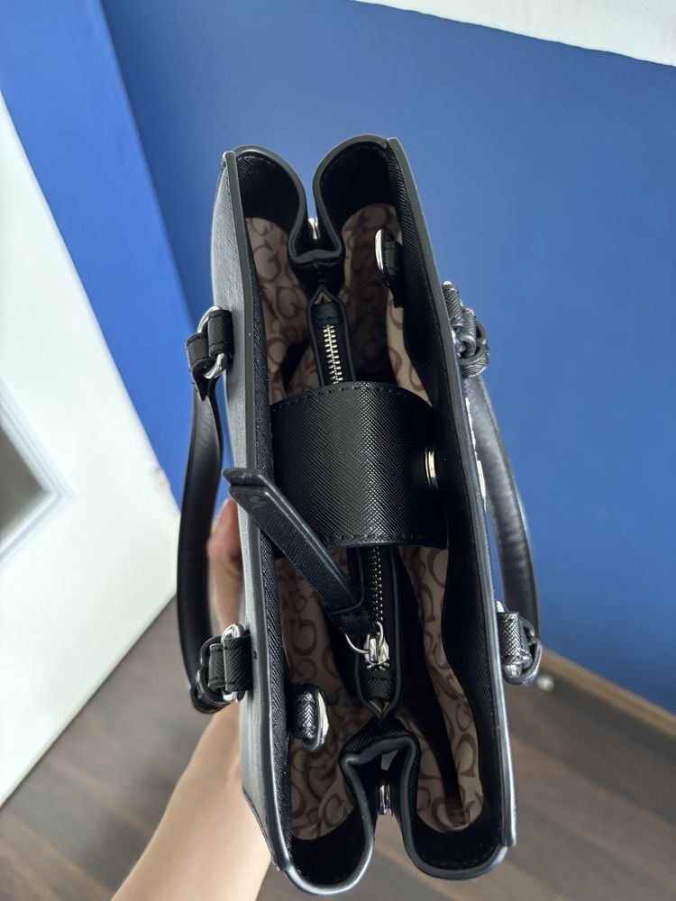 Piękna i elegancka torebka marki Guess