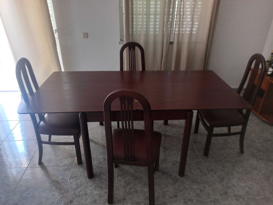 Mesa de sala com quatro cadeiras