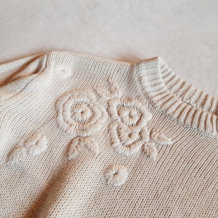 smietankowy sweterek polgolf z haftowanym kwiatem