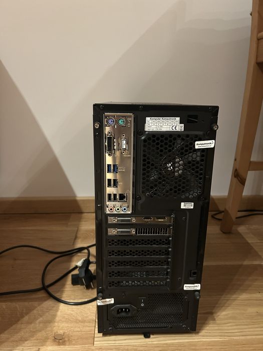 komputer PC + monitor + klawiatura