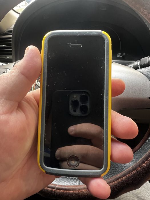 iPhone SE в ідеальному стані з легендарним чохлом