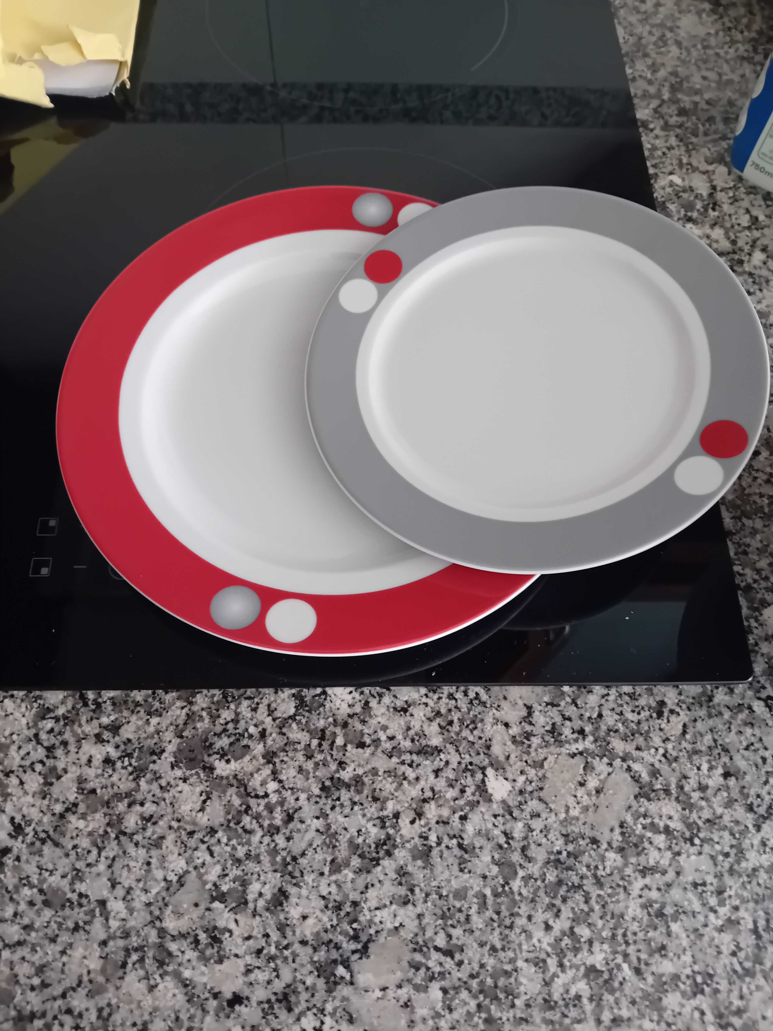 Serviço de pratos Costa Verde Oneanus - vermelho e cinza como novos