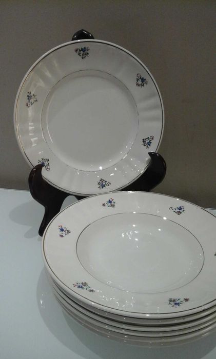 Conjunto de pratos antigos