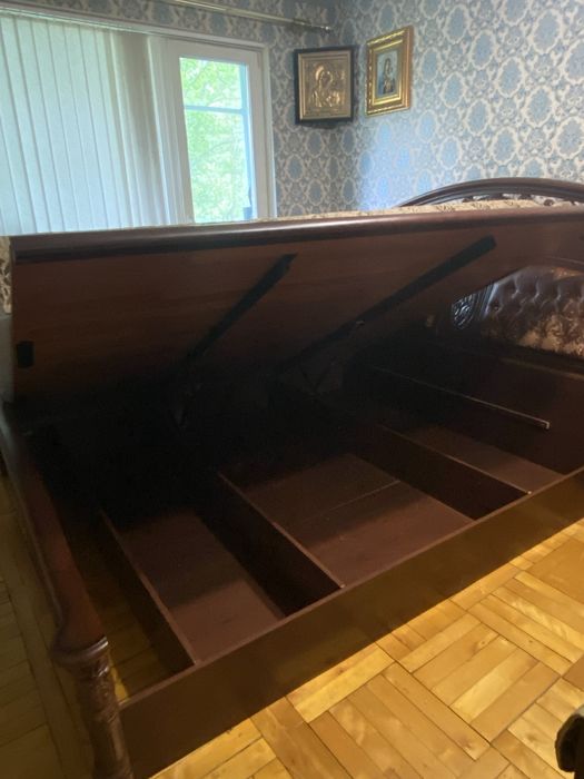 Ліжко з різьбленим узголівʼям