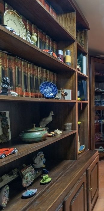 Estante em Madeira Maciça – Excelente Estado
