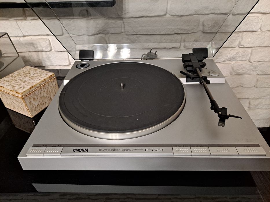Gramofon Yamaha P-320 automat
