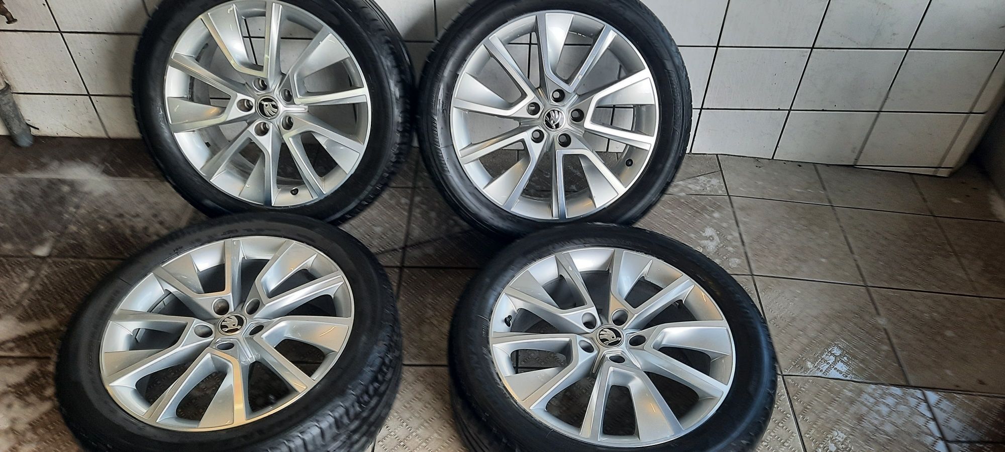 Felgi oryginalne Skoda 18" z letnimi oponami Bridgestone