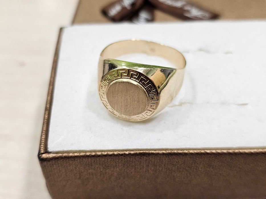 Okrągły męski sygnet w greckim wzorze PR 585