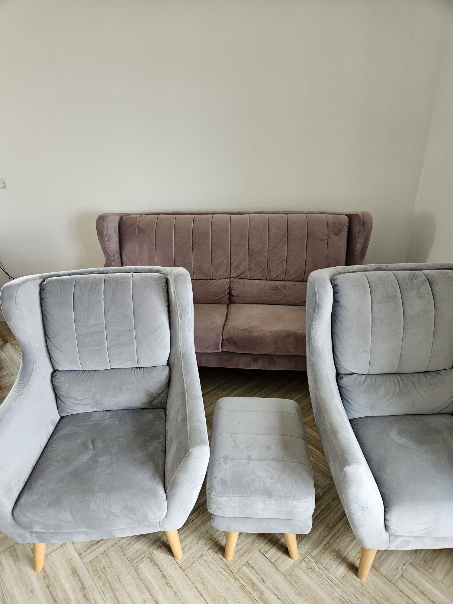 Sofa dwa fotele podnóżek pufa