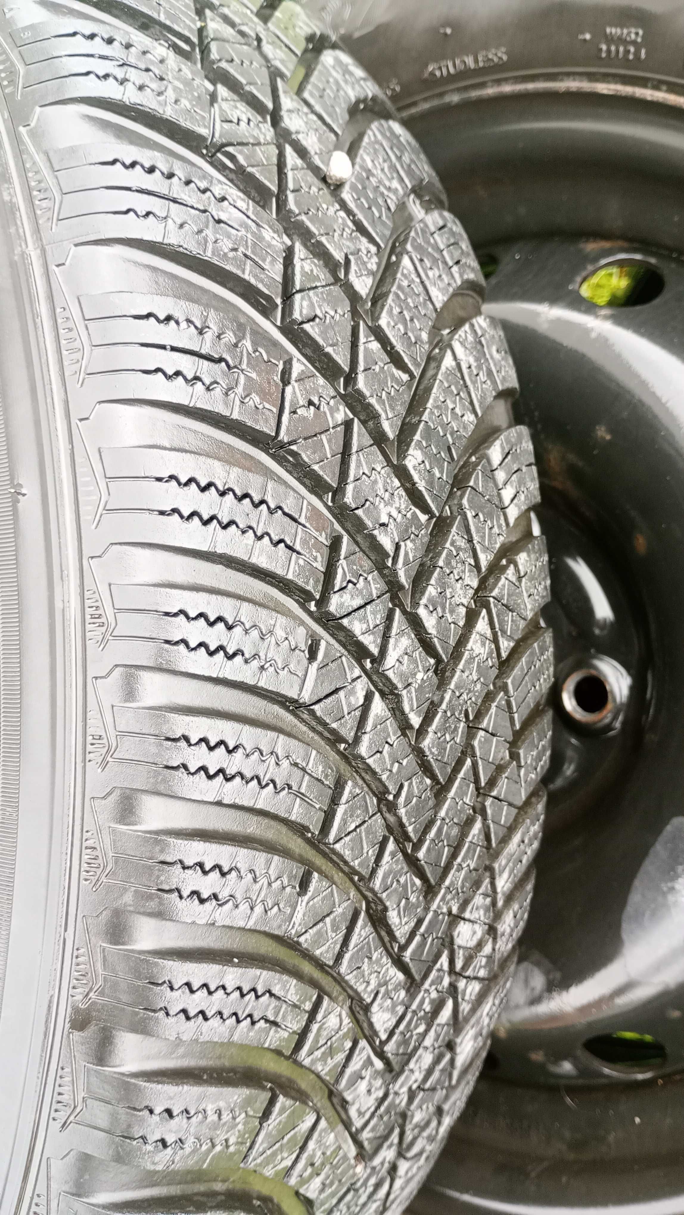 Felgi stalowe 4x100 z oponami zimowymi Hankook 185/65/15 - komplet