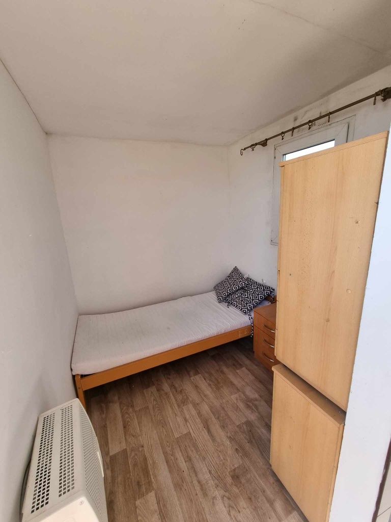 Kontener z prysznicem oraz miejscem do spania
