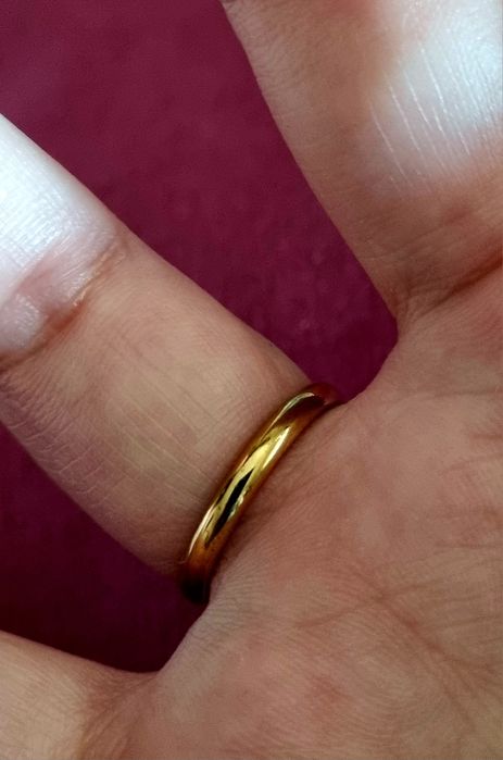 Anel dourado, em aço, com abelha e 4 micropérolas. Ajustável