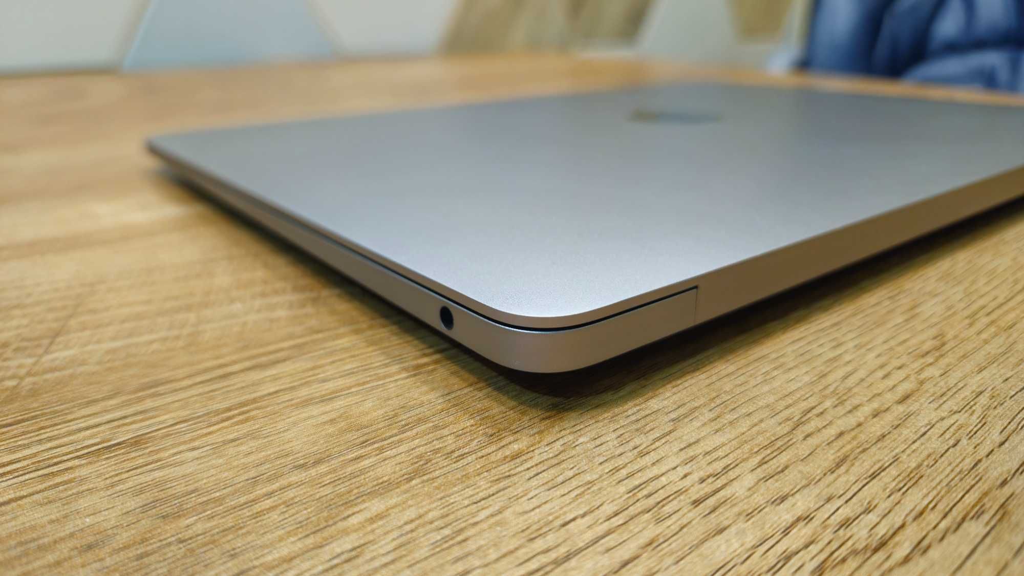 MacBook Air M1 2020 року 16 ГБ/256 ГБ SSD