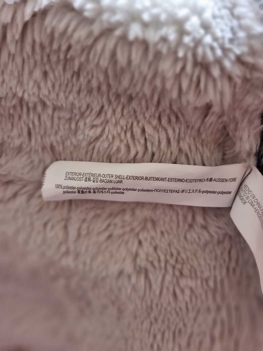 Casaco preto todo em pêlo por dentro Bershka, tamanho S