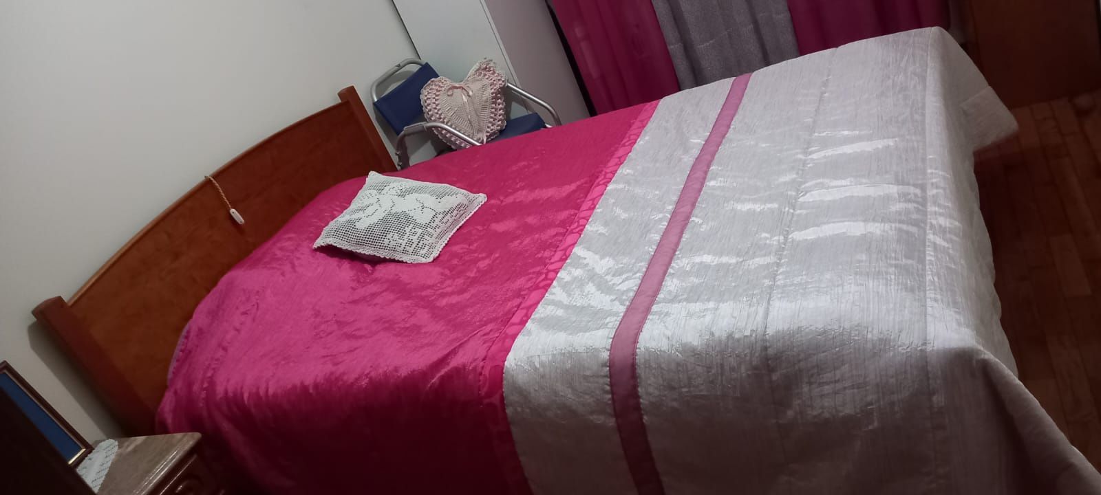 Cama com colchão e estrado