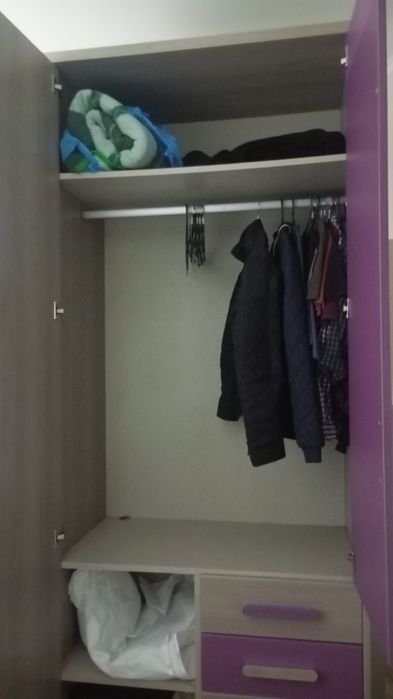 Guarda fatos com bastante arrumação e mesinha cabeceira