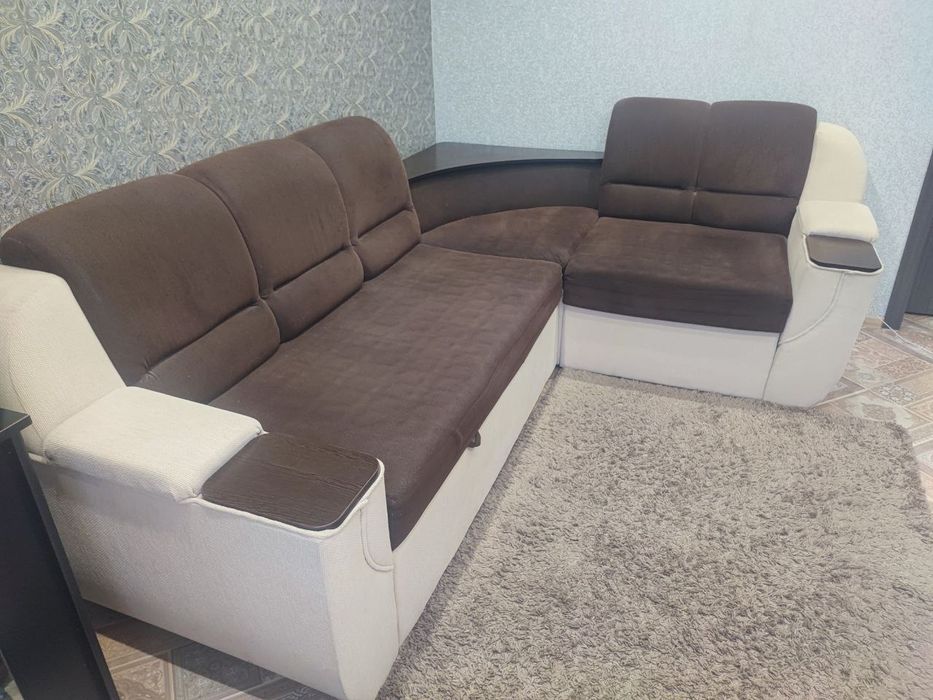 Угловой диван с полкой