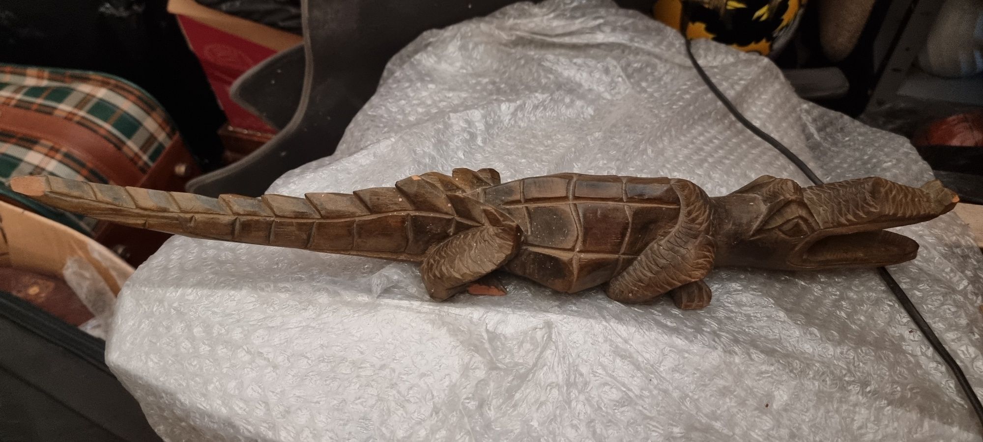 Crocodilo em madeira antigo