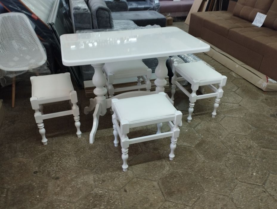 Стіл кухонний і 4 табуретки