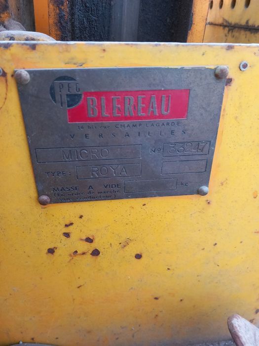 Empilhador a baterias usado antigo