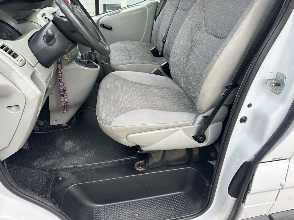 Renault Trafic 2.0 DCI 9 osób klima zadbany Środek jak nowy 2x koła