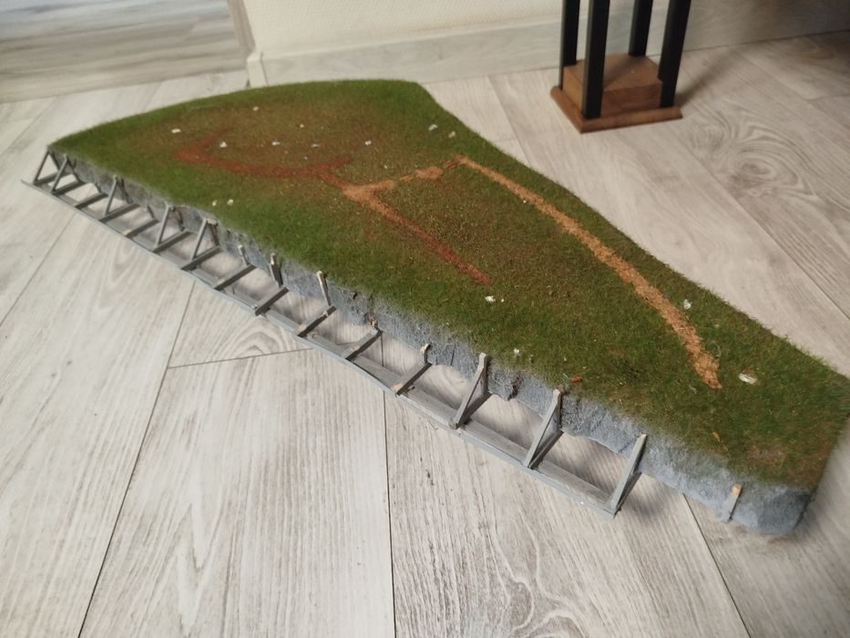 Makieta- wzniesienie z zabudową + trawka statyczna, -79 cm