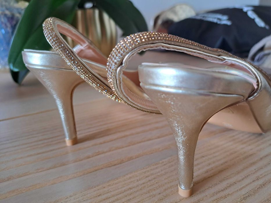 Sandalia dourada nova