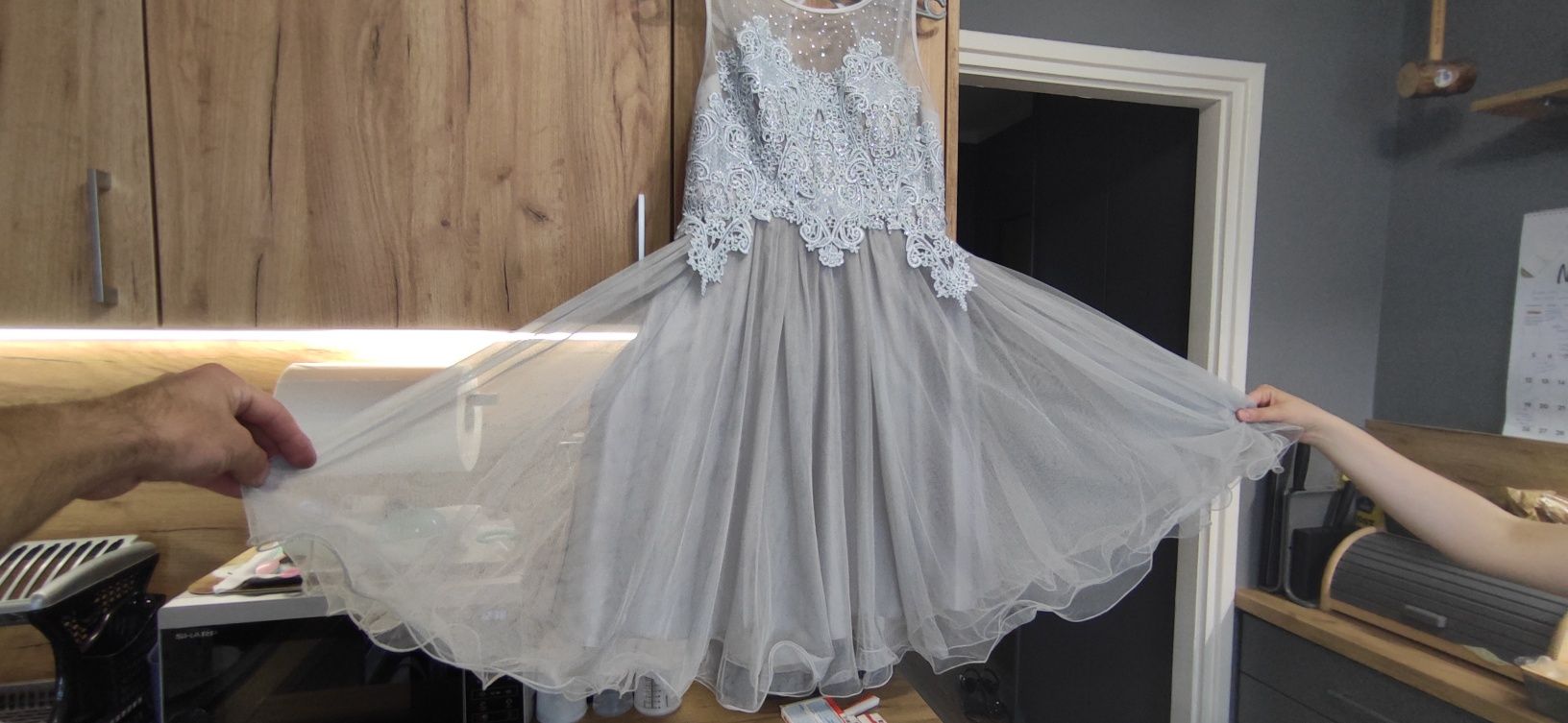 Sukienka okolicznościowa rozmiar M koronkowo-tiulowa jasno szara