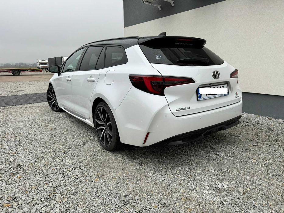 Wynajem Toyota Corolla GR SPORT Hybryda kombi Wypozyczalnia RENT