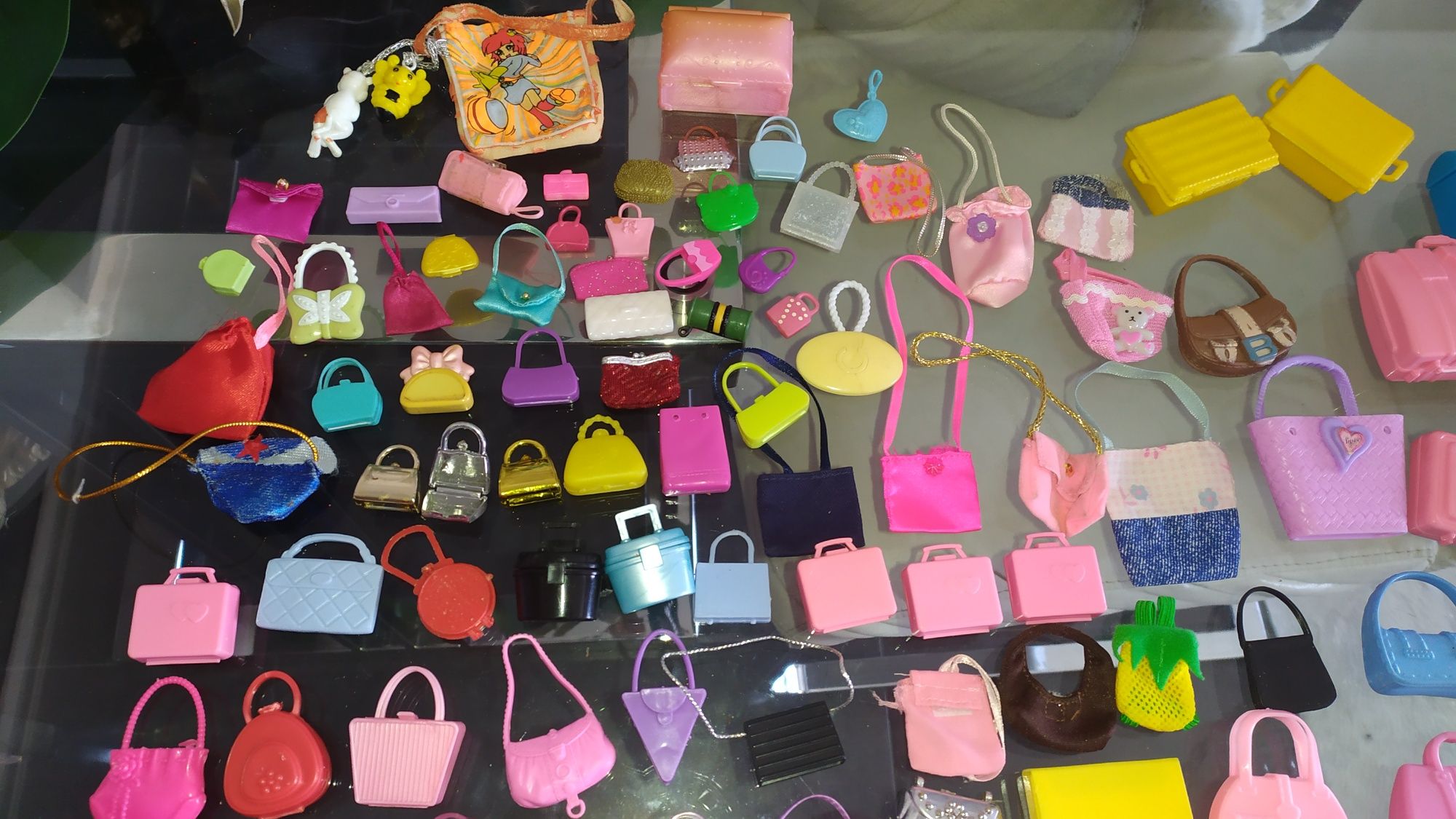 100 Malas, mochilas, bolsas, baús, carteiras barbie desde 1€ cada