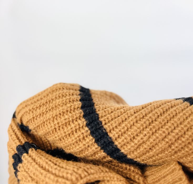 Karmelowy sweter w pasy z wycięciem S 36 Shein