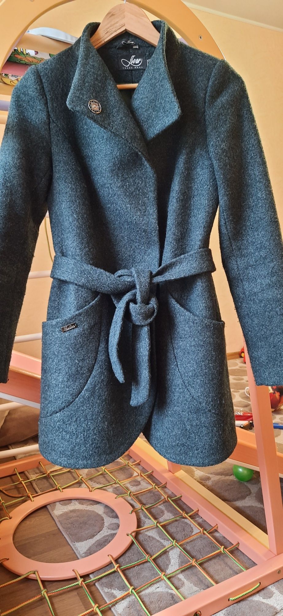Продам классное зеленое шерстянное пальто 44 размер М