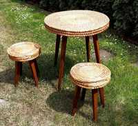 Vintage PRL stolik z blatem ze słomy i dwa stołki w stylu cepelia