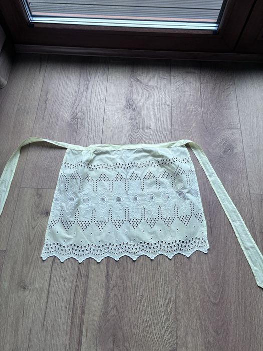 Maselkowy Fartuszek zapaska haftowany z Cepelii