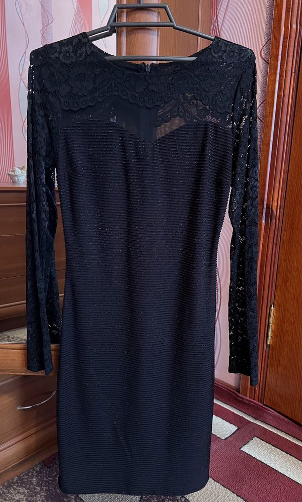 Чорна жіноча сукня